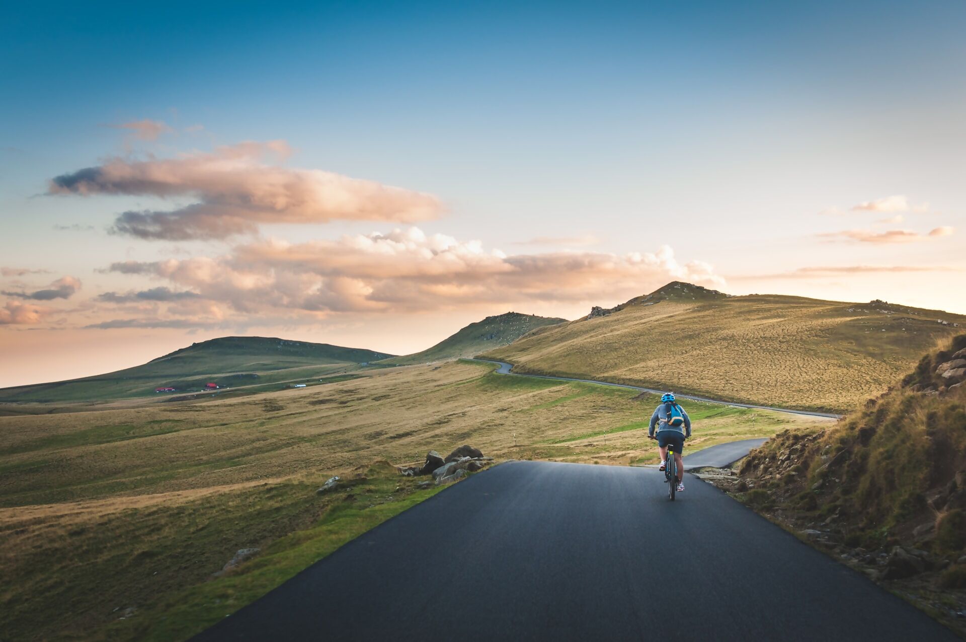 Cycling in the countryside<br>Photo by David Marcu on Unsplash